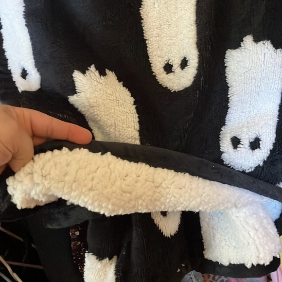 🖤👻VIRAL TikTok Ghostie sherpa throw blanket SO SOFT & COZY sherpa NWT - Picture 5 of 7
